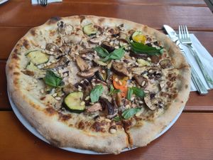Vegan Pizza at Gans Woanders in Munich