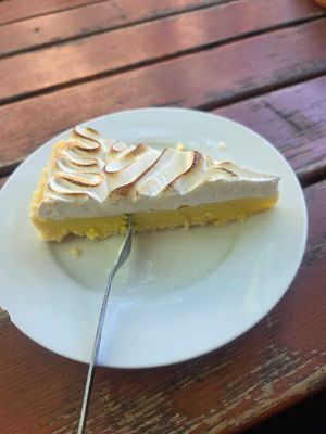 Zitronentarte mit Baiser, vegan at Gans Woanders in Munich