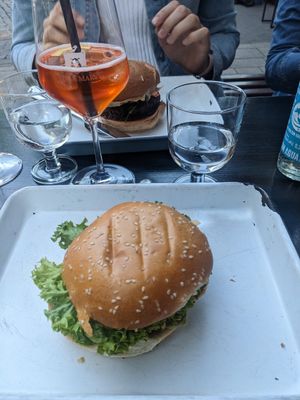 Avocado Burger at Bob & Mary in Dusseldorf
