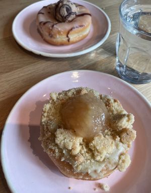 Cookie Dough & Apfelkompott - nicht schlecht, aber auch kein Geschmackserlebnis  at Brammibal's Donuts - Alexanderplatz in Berlin