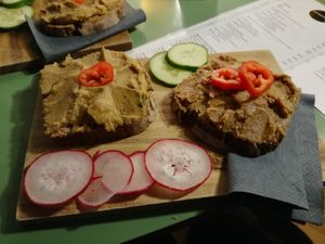 Kürbiskernaufstrich (links) und Walnussaufstrich (rechts) at Extrazimmer AG in Wels