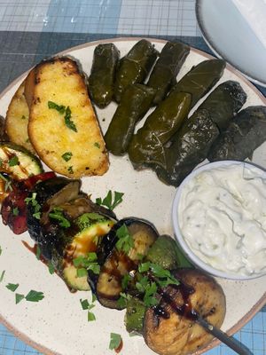 הגעתי למסעדה ושאלתי את הבעלים איזה מנות צמחוניות/טבעוניות יש לה. היא הרכיבה לי את המנה הנוכחית בה ק at Nick's Restaurant Bar in Kos