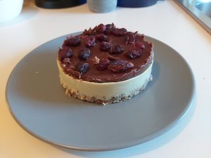 Raw τσιζ κέικ με αβοκάντο κρεμα και raw  σοκολατα με κραμπερι  at Nick's Restaurant Bar in Kos