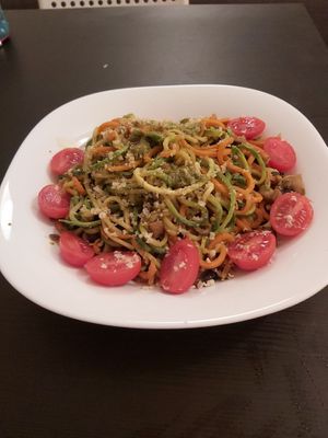 Raw σπαγγέτι λαχανικών  και αβοκάντο δρεσινγκ  at Nick's Restaurant Bar in Kos