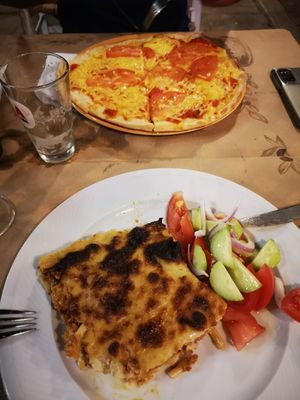 Vegane Pizza und veganes Pasticcio 🥰🤩🤤🤤🤤 at Mom's Kitchen in Kos