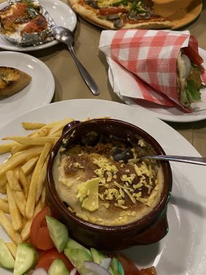 vegan feta, vegan pita, vegan pizza ... at Mom's Kitchen in Kos