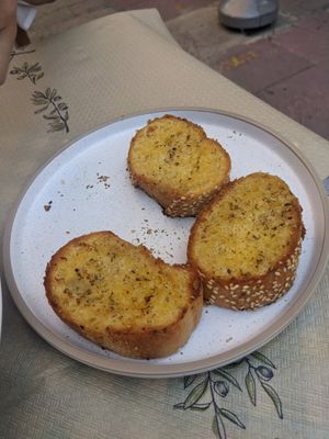 Vegan garlic bread at Mom's Kitchen in Kos