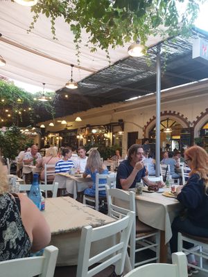 Cosy outdoor vibe at Mom's Kitchen in Kos