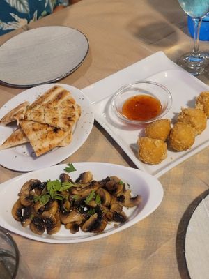 Garlicmushrooms, Vheeseballs & Pita at Mom's Kitchen in Kos
