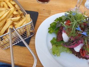 On a Journey to Hirtshals we had Dinner in this Restaurant. We had a delicious smørrebrød with a Beetroot-Pattie. 
They also made a Betty good Latte machiato with plant-based mi at Lilleheden in Hirtshals