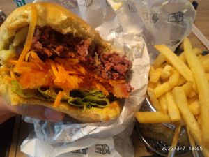 Veggie hambúrguer com maionese de couve flor at Balada Mix in Rio De Janeiro