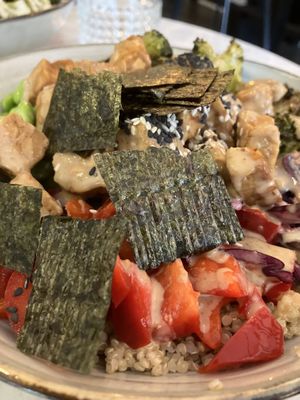 Bowl de tempeh, verduras, arroz y quinoa  at Bowls 'n Rolls in Leeuwarden