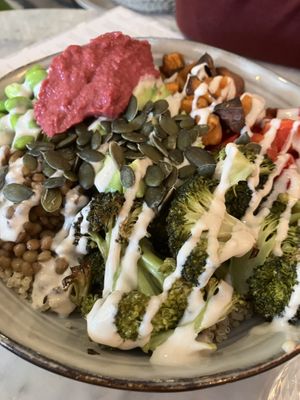 Bowl de quinoa, lentejas, aguacate y verduras  at Bowls 'n Rolls in Leeuwarden