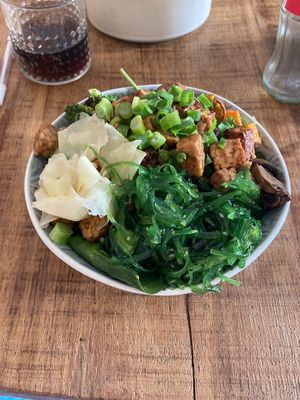 Build your own bowl  at Bowls 'n Rolls in Leeuwarden