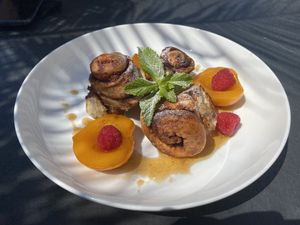 Cinnamon rolls with peaches, raspberries and a caramel-cinnamon sauce. at Boulevard 17 in Vlissingen