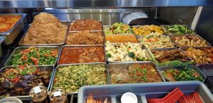 many choosing at Red Apple 红苹果素食 - Bukit Batok in West Singapore