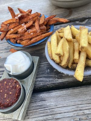 Süßkartoffel- und Vinegar Fries mit Mayo und Chili Dip  at Halifax Burgers in Koege