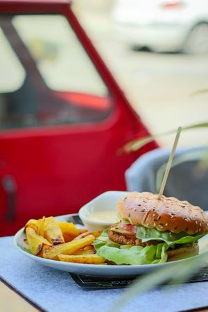 Burger vegan si cartofi cu rozmarin at Nom Nom in Constanta