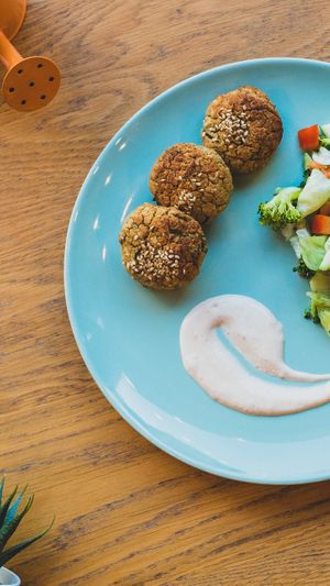 Falafel cu salata de cruditati at Nom Nom in Constanta