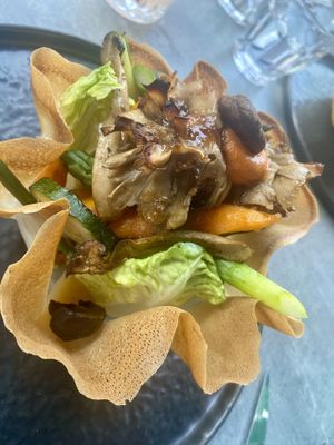 Hoofdgerecht, keuze uit 2 opties. Alle gerechten zijn sowieso een feestje voor het oog.   at Zand & Klei in Breda