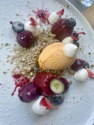 Desert. Hoewel aangegeven werd dat het bakken met aquafaba als een uitdaging werd gezien wordt de genomen moeite in een niet-vegan restaurant op prijs gesteld.   at Zand & Klei in Breda