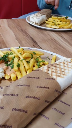 Planted Kebab mit veganen Saucen at Mados Kebap in Uster