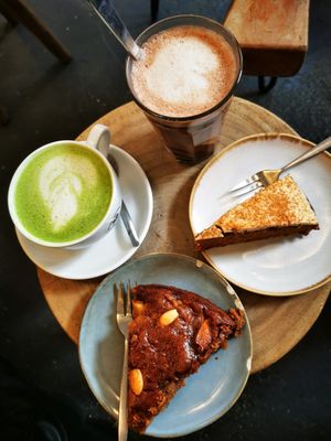 Vegan carrot cake and apple cake. Verry good. Matcha latte and chocolate milk. With oat. 😎 at Fixed Gear Coffee in Maastricht