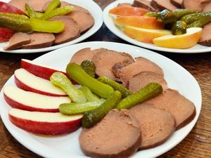 Vortadella, cornichons et pomme pour aller avec la fondue! at Pistache et Cacahuète in Lille