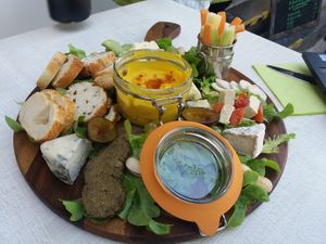 Appetizer board with vegan cheese at Pistache et Cacahuète in Lille