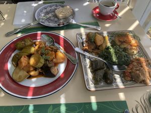 Tongstrelende groente schotel  at Botanical Garden of Crete Restaurant in Crete