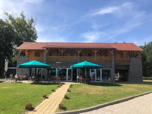 The restaurant with the terrace at Dunai Gyöngy Yachtkikötő és Bárka Vendéglő in Baracs