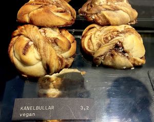 Vegan cinnamon roll  at SUEDHANG in Tubingen