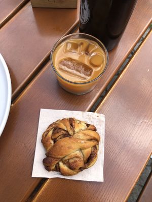 Cold brew (3,80€) and small Kanelbullar (3,20€)  at SUEDHANG in Tubingen