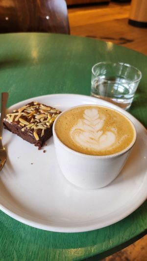 Cappuccino mit Hafermilch, Brownie, Leitungswasser at SUEDHANG in Tubingen