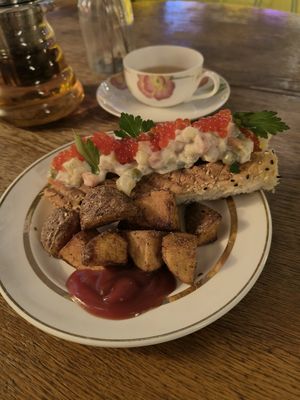 Оливье-хотдог и травяной чай at Delai Kulturu in Moscow