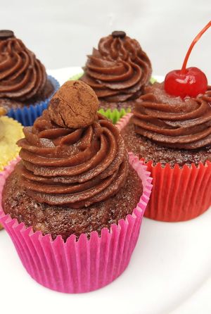 Cupcake vegano de cacau, cereja, café. at Cupcakes by Isa in Sao Carlos