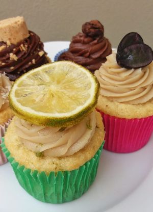 Cupcakes veganos de limão, frutas vermelhas, cacau, paçoca. at Cupcakes by Isa in Sao Carlos