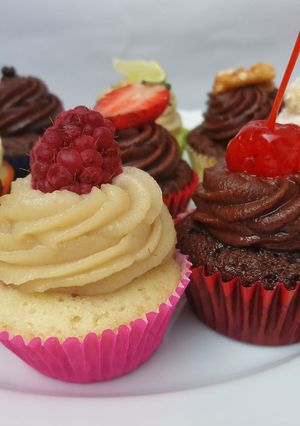 Mini cupcakes veganos de frutas vermelhas, cereja, morango com chocolate, nozes com chocolate, limão, café... at Cupcakes by Isa in Sao Carlos