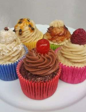 Cupcakes veganos de cereja, beijinho, maracujá, brûlée, frutas vermelhas at Cupcakes by Isa in Sao Carlos