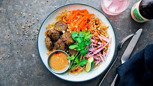East Asia Bowl
Vermicelli noodles, white cabbage, kimchi carrots, rainbow beet, coriander and crushed peanuts. Served with falafel and peanut- & sesama sauce.  at Fafelle in Stockholm