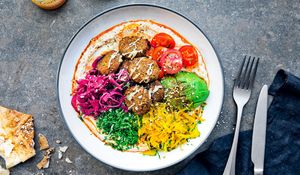 Hummus Bowl
Hummus, chili oil, avocado, golden krauts, pickled red cabbage, kimchi carrots, cherry tomatoes and parsley. Served with falafel.  at Fafelle in Stockholm