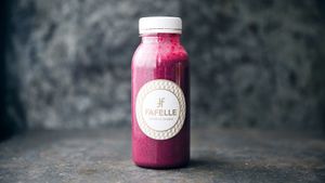 Cauli Blues Smoothie
Homemade Blueberry smoothie with cardamom and frozen cauliflower that makes it extra creamy and nutritious. Blueberries, cauliflower, dates, lemon, oat milk. at Fafelle in Stockholm