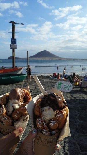 helados de chocolate, ferrero y cacahuete con chocolate, con sirope de leche condensada y de caramelo (100% vegan) at Mordisquitos Cafe in Tenerife