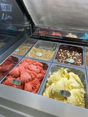 The 4 vegan ice cream options: pistachio, Ferrero, strawberry and Mango  at Mordisquitos Cafe in Tenerife