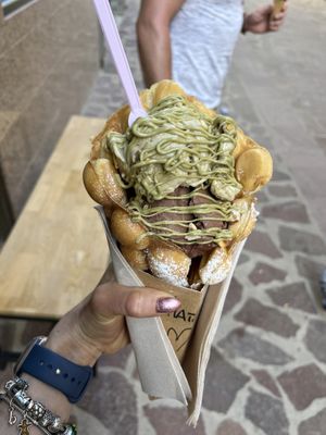 Pistachio and Ferrero ice cream with pistachio cream 🌱 bubble waffle 🧇  #Veganuary at Mordisquitos Cafe in Tenerife