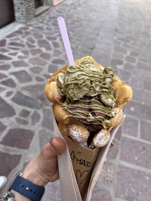 Pistachio and Ferrero ice cream with pistachio cream 🌱 bubble waffle 🧇  #Veganuary at Mordisquitos Cafe in Tenerife