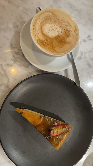 Fruchtiger veganer Käsekuchen 😋  at Kafé Plattan in Stockholm