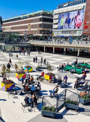 Summer outdoor seating area on Plattan, in the absolute heart of Stockholm! 😎💚🌱 at Kafé Plattan in Stockholm