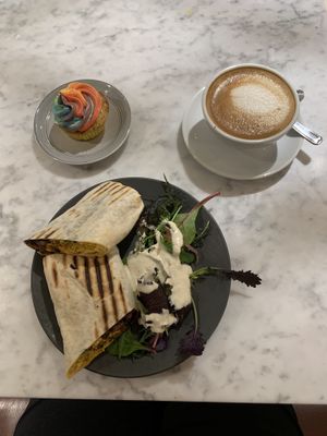 Breakfast-Burrito mit scrambled Tofu und gebackenen Bohnen - unfassbar lecker - und ein Zitronen-Pride-Cupcake (auch sehr lecker).   at Kafé Plattan in Stockholm