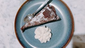 tarta de chocolate deliciosa  at Kafé Plattan in Stockholm